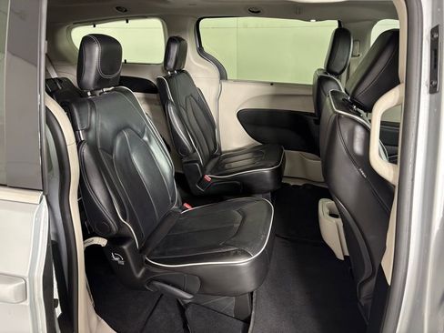 Used 2024 Chrysler Pacifica Limited image 40