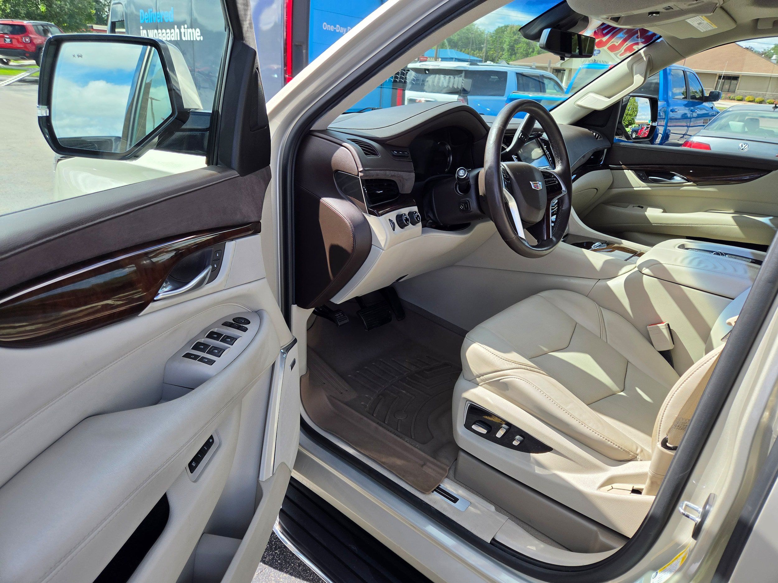 Used 2017 Cadillac Escalade Luxury AWD/4WD image 4