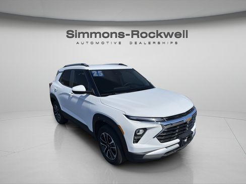 Used 2025 Chevrolet TrailBlazer LT AWD/4WD image 7