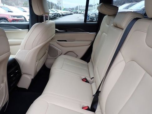 Used 2023 Jeep Grand Cherokee Limited image 14