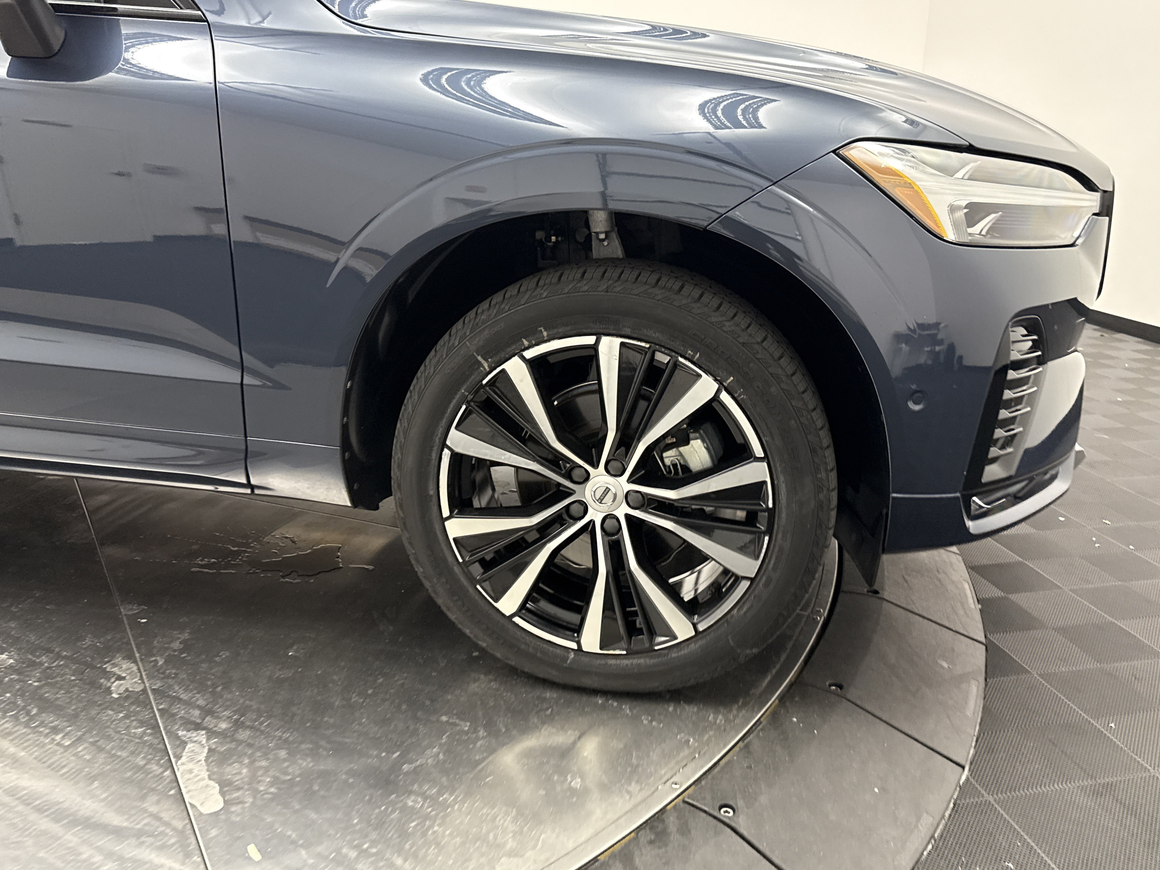 Certified 2024 Volvo XC60 B5 Ultimate w/ Protection Package Premier AWD/4WD image 9