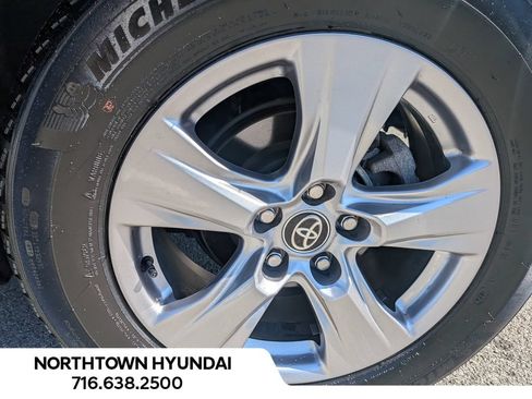 Used 2025 Toyota RAV4 XLE AWD/4WD image 38