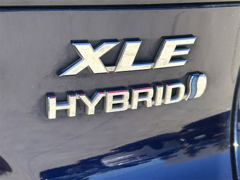 Used 2022 Toyota Venza Limited image 11