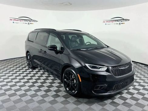 Used 2025 Chrysler Pacifica Limited FWD image 1