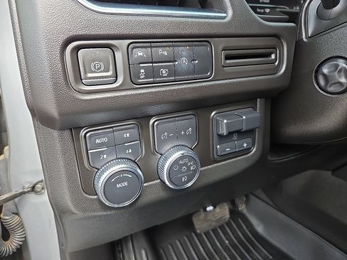 Certified 2024 GMC Yukon SLT w/ SLT Luxury Package AWD/4WD image 11