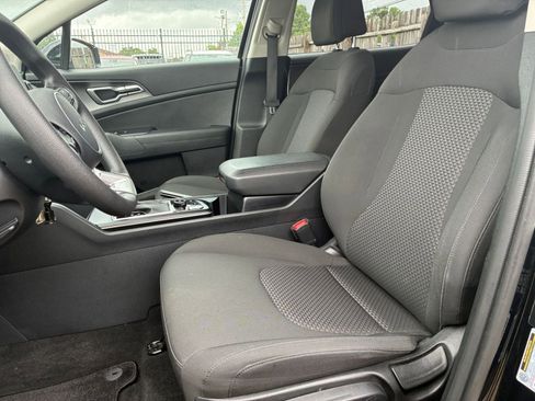 Used 2025 Kia Sportage LX FWD image 21