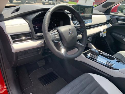 New 2025 Mitsubishi Outlander SE image 11