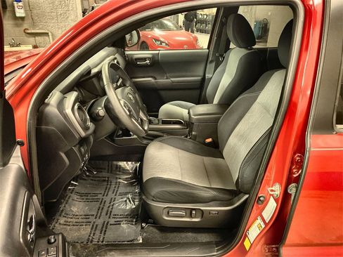 Used 2021 Toyota Tacoma TRD Sport image 5