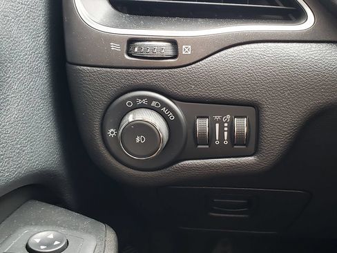 Used 2019 Jeep Cherokee Trailhawk AWD/4WD image 28