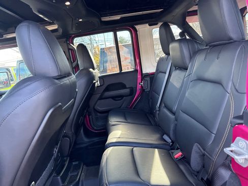 Used 2024 Jeep Wrangler Sahara image 30
