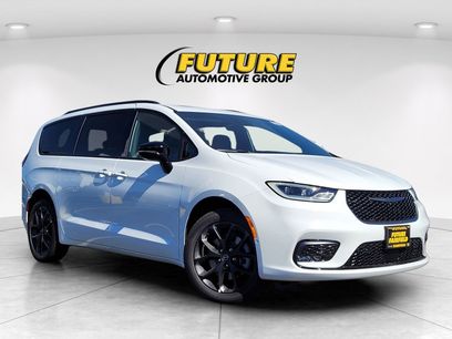 New 2026 Chrysler Pacifica Limited w/ S Appearance Package