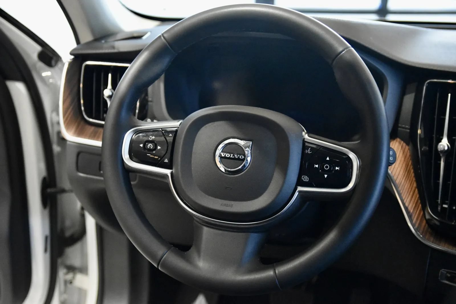 Used 2024 Volvo XC60 B5 Ultimate w/ Climate Package AWD/4WD image 19