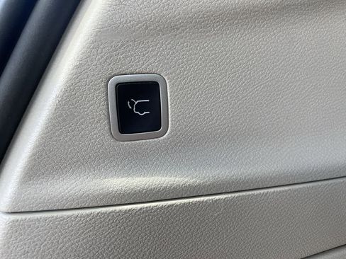 Used 2024 Chrysler Pacifica Limited FWD image 18