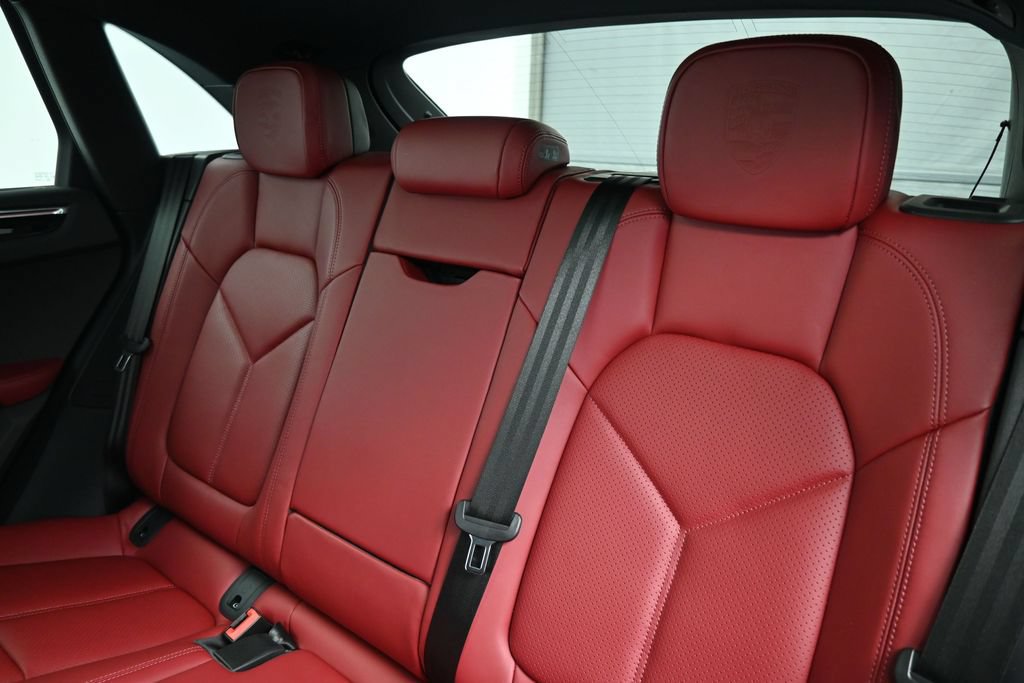 Certified 2025 Porsche Macan AWD/4WD image 6