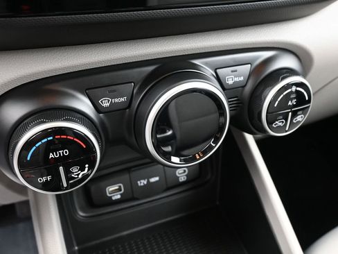 Certified 2025 Hyundai Venue SEL image 18