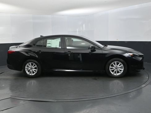 Used 2025 Toyota Camry LE image 6