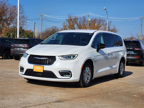 Used 2024 Chrysler Pacifica Touring-L image 3