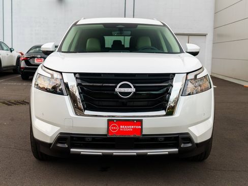 New 2025 Nissan Pathfinder SL image 2