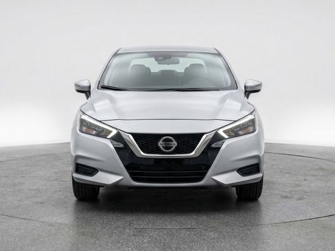 Used 2025 Nissan Versa SV image 2