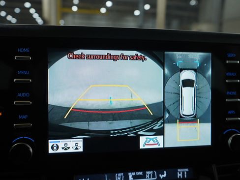 Used 2023 Toyota Sienna Platinum image 33