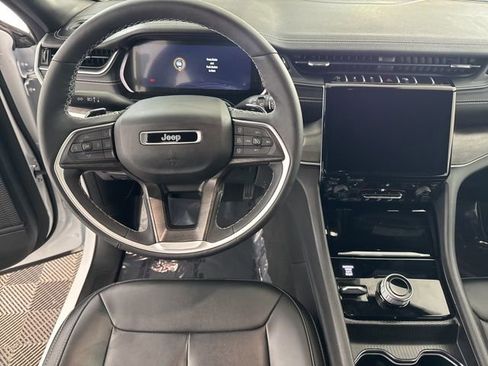 Used 2024 Jeep Grand Cherokee Limited w/ Black Appearance Package image 32