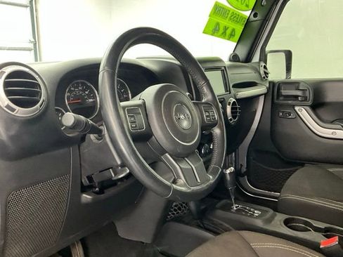 Used 2013 Jeep Wrangler Unlimited Sahara image 15