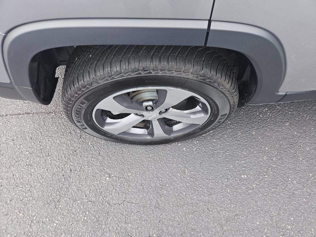 Used 2019 Jeep Cherokee Limited w/ Technology Group AWD/4WD image 11