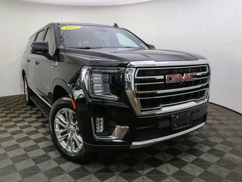 Used 2022 GMC Yukon XL SLT w/ SLT Premium Package AWD/4WD image 3