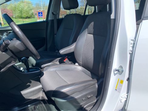 Used 2022 Chevrolet Trax LT w/ LT Convenience Package AWD/4WD image 12