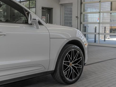 Used 2023 Porsche Macan AWD/4WD image 29