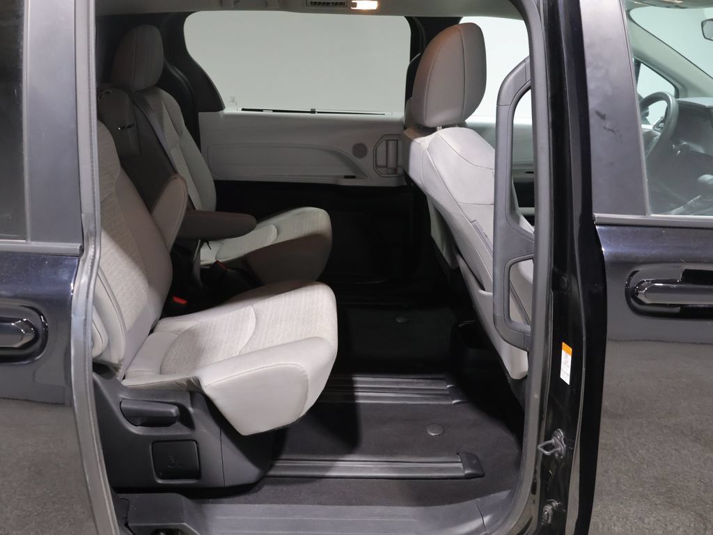 Used 2025 Toyota Sienna LE FWD image 20