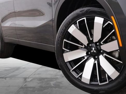 Used 2025 Mitsubishi Outlander AWD image 3
