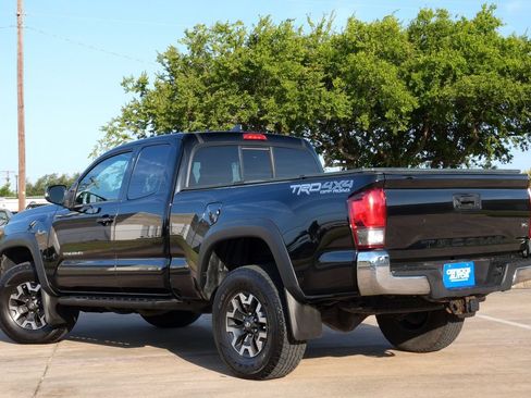 Used 2016 Toyota Tacoma TRD Off-Road AWD/4WD image 4