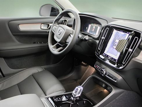 New 2025 Volvo XC40 B5 Plus image 35
