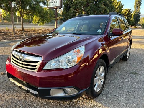 Used 2011 Subaru Outback 2.5i Premium image 2