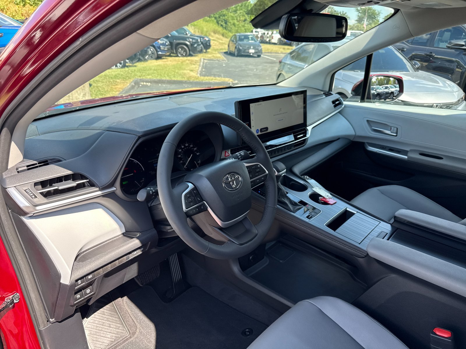 Used 2026 Toyota Sienna XLE FWD image 10