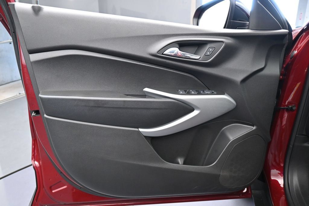 Used 2025 Chevrolet Trax RS w/ Sunroof Package FWD image 15
