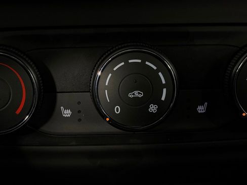 Used 2025 Chevrolet Trax RS w/ Sunroof Package image 19