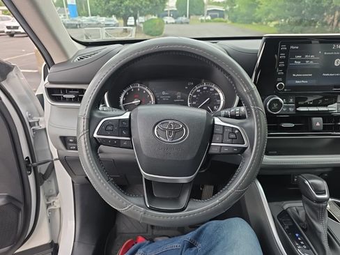 Used 2022 Toyota Highlander XLE AWD/4WD image 14