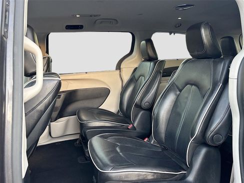 Used 2021 Chrysler Pacifica Limited w/ Uconnect Theater Family Group image 25