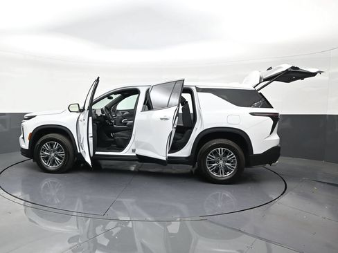 Used 2025 Chevrolet Traverse LT FWD image 27
