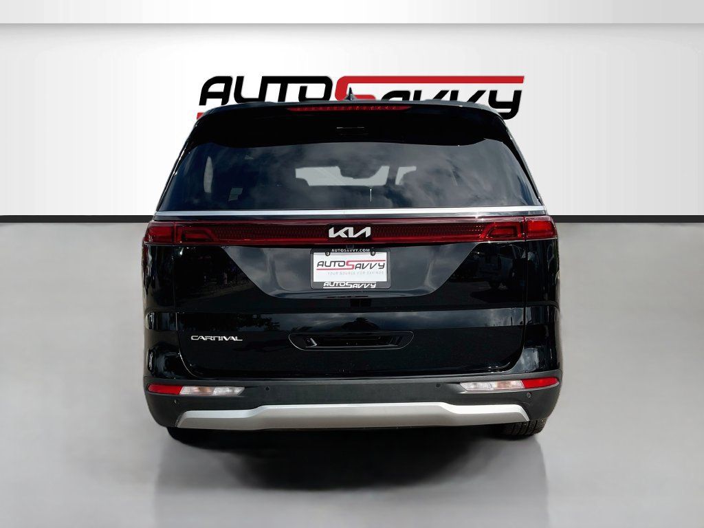 Used 2024 Kia Carnival EX FWD image 6