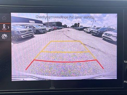 Used 2023 Kia Carnival LX FWD image 18