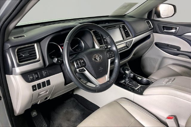 Used 2017 Toyota Highlander XLE AWD/4WD image 15
