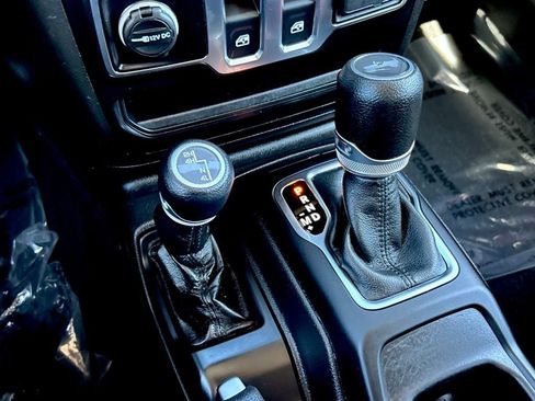 Used 2022 Jeep Wrangler Sport AWD/4WD image 19