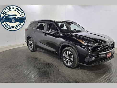 Used 2024 Toyota Highlander XLE AWD/4WD image 1
