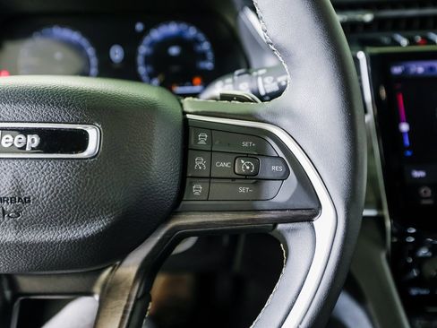 Used 2024 Jeep Grand Cherokee Limited w/ Black Appearance Package image 16