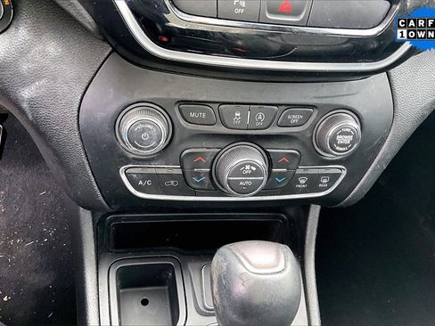 Used 2019 Jeep Cherokee Limited image 29