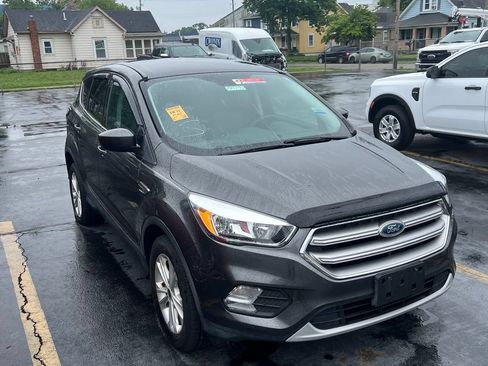 Used 2017 Ford Escape SE w/ SE Cold Weather Package FWD image 1