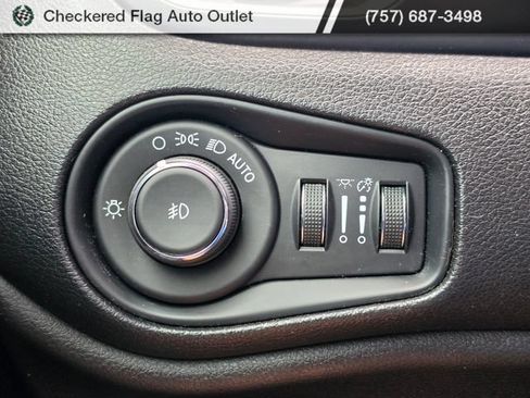 Used 2021 Jeep Renegade Latitude w/ Luxury Group I FWD image 22